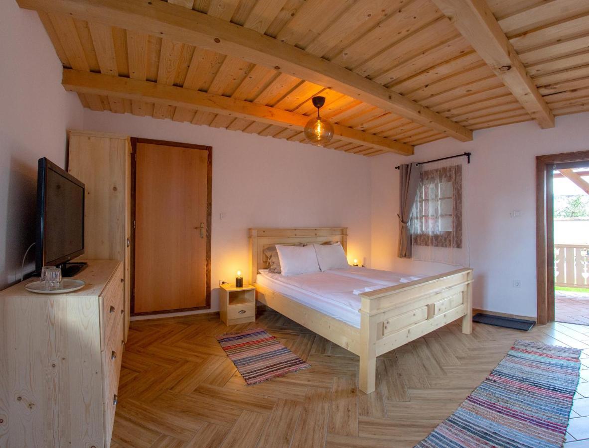Pepi Vendeghaz - Casa De Oaspeti Pepi Joseni  ภายนอก รูปภาพ